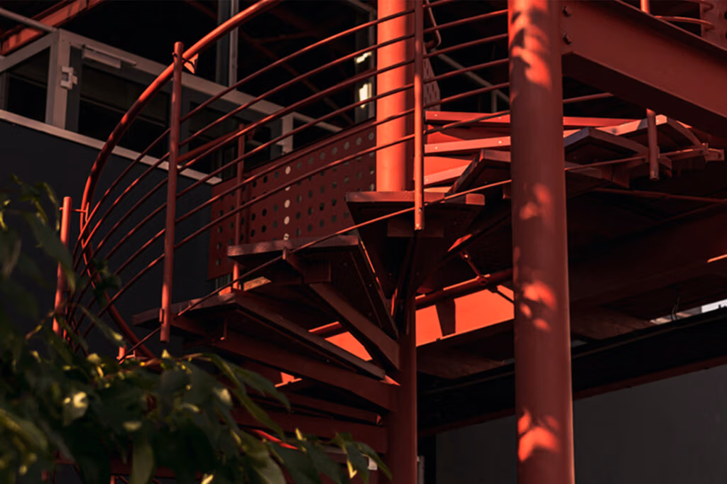 Innenraum mit Treppe und rotem Licht als atmosphärisches Interior Design mit starkem Raumkonzept.