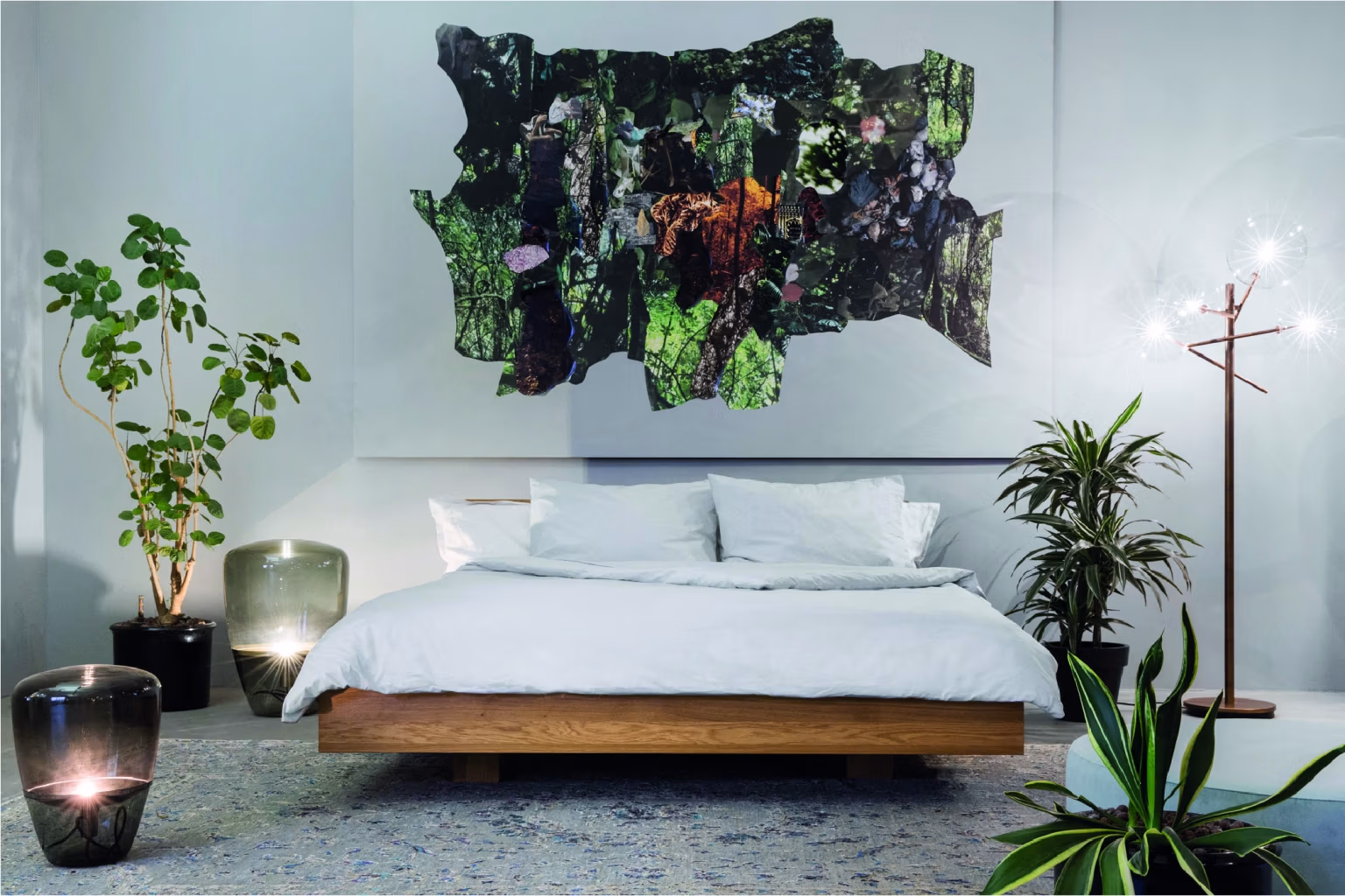 Bett aus der MORGEN Kollektion in einem gestalteten Schlafraum mit Kunst, Pflanzen und reduziertem Interior Design.