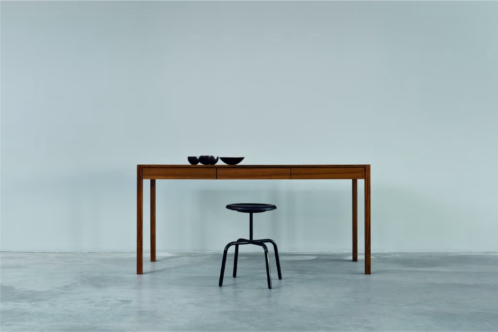 Konsole und Hocker aus der MORGEN Kollektion mit klarer Linie und ruhigem Raumdesign.