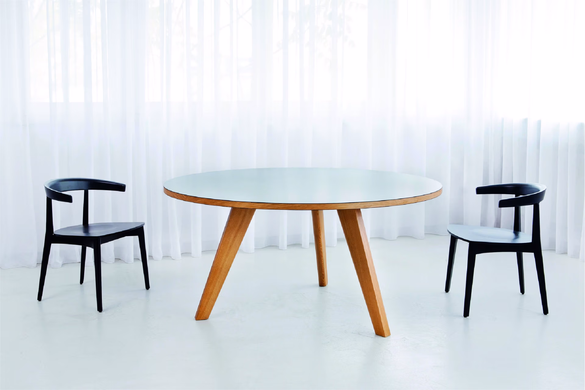 Runder Esstisch mit Stühlen aus der MORGEN Kollektion in einem hellen Interior Design Raum.