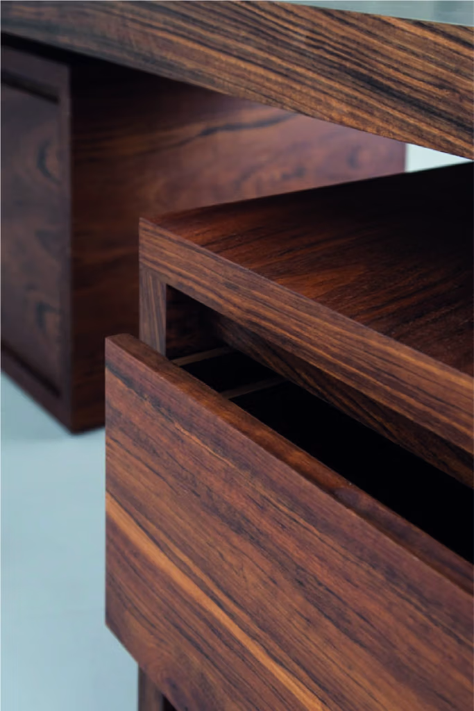 Detailansicht eines Sideboards aus der MORGEN Kollektion mit Holzmaserung, klaren Kanten und feiner Verarbeitung.