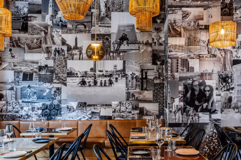 Restaurant Interior mit Bildwand, Pendelleuchten und Sitzbereichen als Gastronomie Einrichtung mit urbaner Atmosphäre.