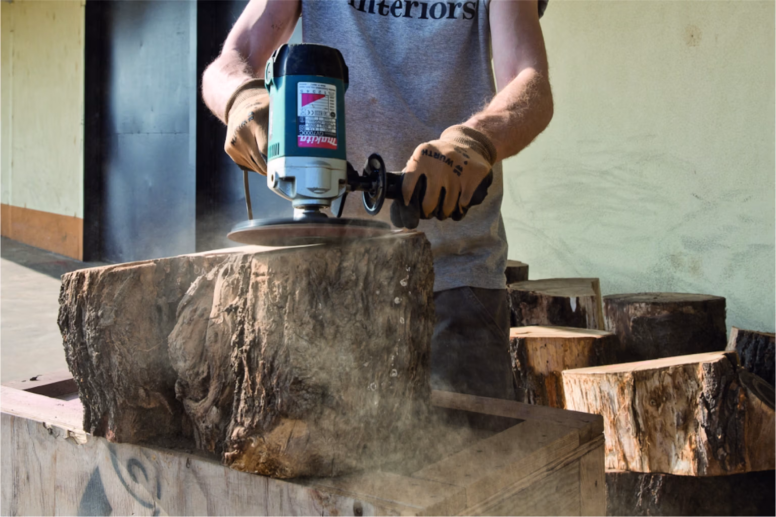 Schreinerei und Tischlerei bei der Bearbeitung eines Holzstamms für individuelle Maßanfertigung in der MORGEN Manufaktur.