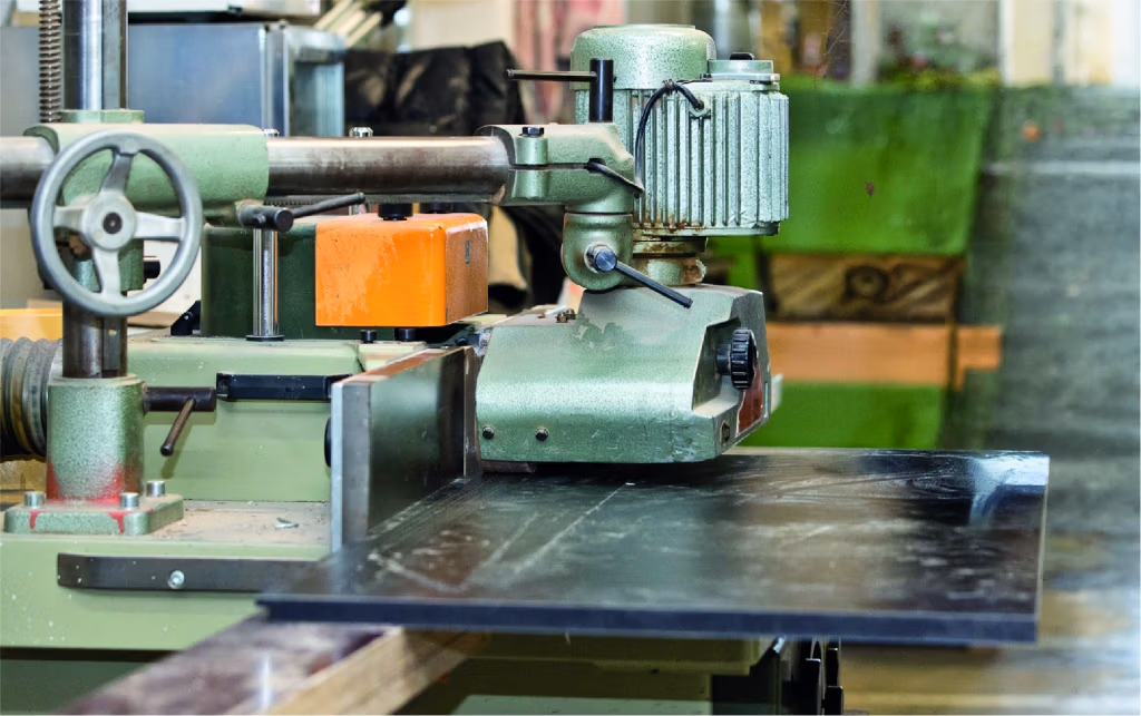Maschine in Schreinerei und Tischlerei der MORGEN Manufaktur für Möbel, Innenausbau und Maßanfertigung.