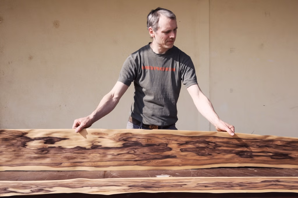 Handwerkliche Maßanfertigung eines Schreinermöbels aus Massivholz in der MORGEN Manufaktur.